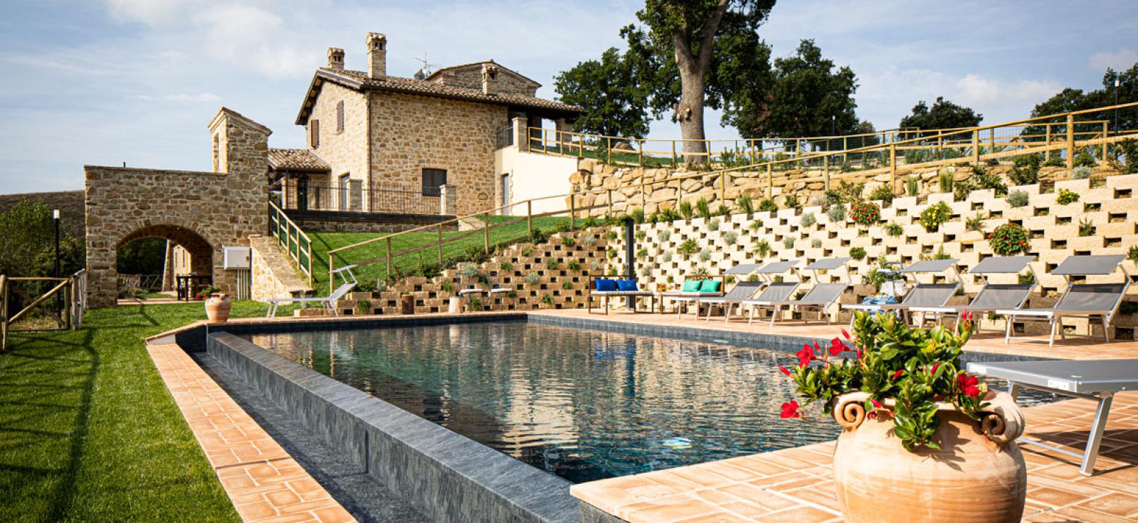 Villa rustica con piscina e giardino, atmosfera rilassante.