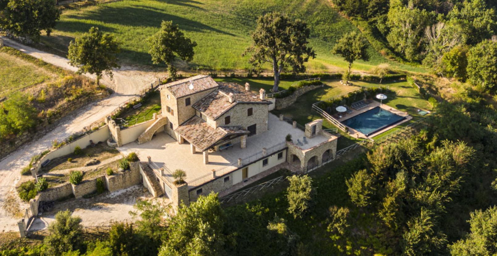 Villa rustica con piscina immersa nel verde, perfetta per relax e privacy.