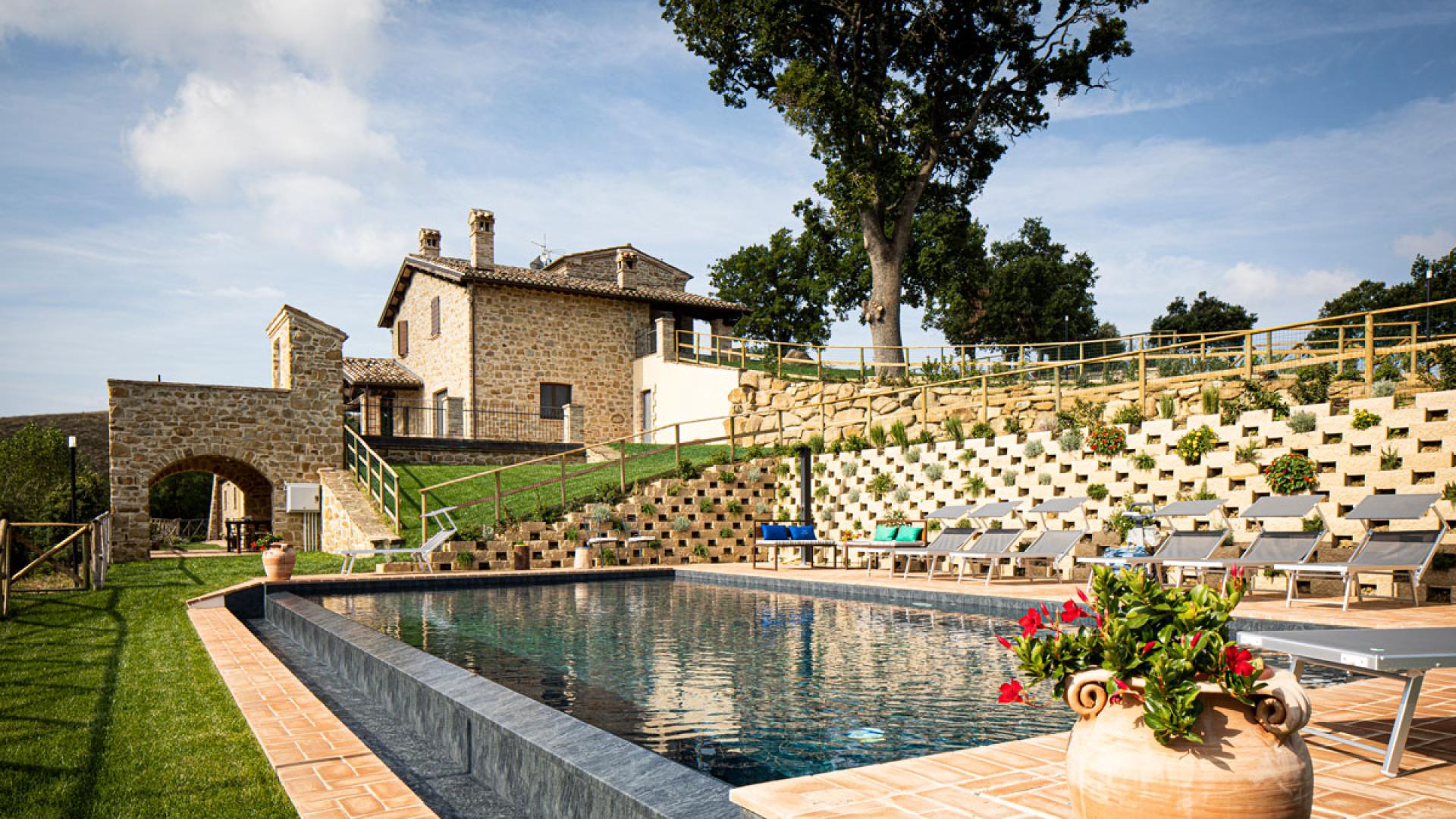 Villa rustica con piscina e giardino, atmosfera rilassante.